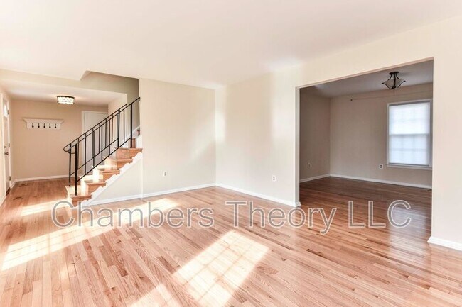 Building Photo - 9766 Oleander Ave
