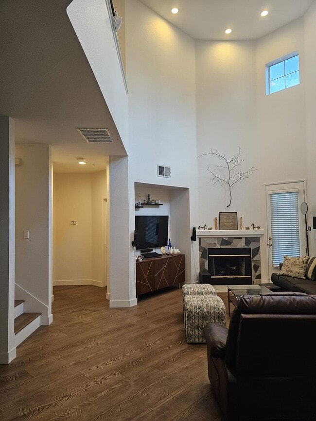 Building Photo - Modern 3BD/3BA Townhouse in Prime Union Ci...