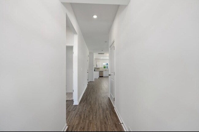Building Photo - 702 Samuel Dr