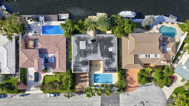 Building Photo - 2213 NE 16th St