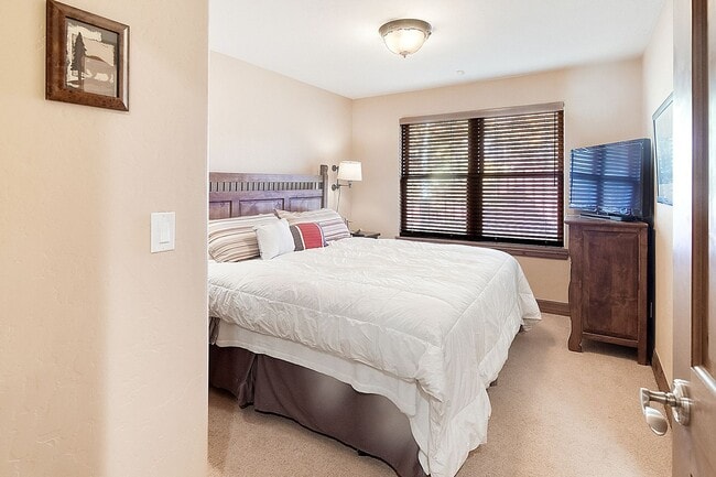 Building Photo - Beautiful townhome, ski shuttle, views, ut...