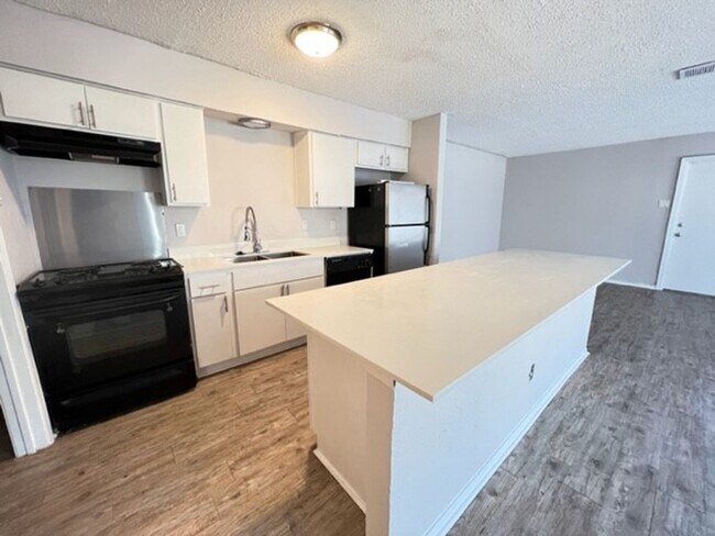 Building Photo - 8928-8928 Greenmound Ave