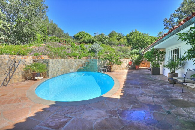 Building Photo - Breathtaking Private Estate
