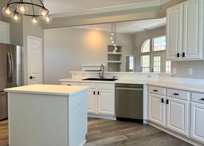 Building Photo - Available 7/9. Gorgeous, Fully Remodeled 3...
