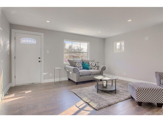 Building Photo - BEAUTIFUL 3bd/2ba Home in Denver, CO! Avai...