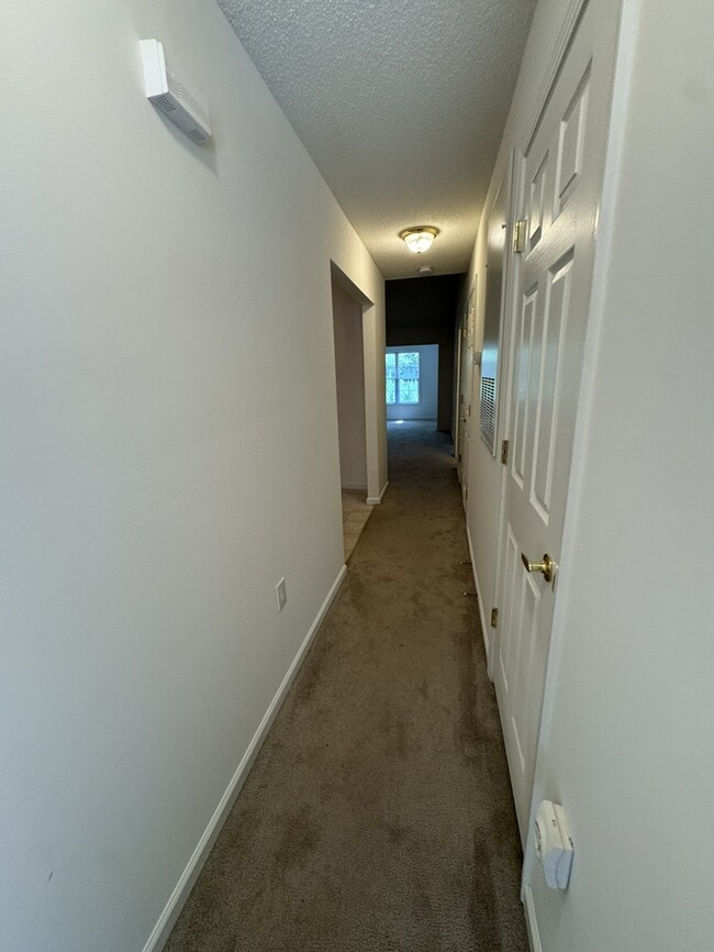 Building Photo - Move In READY! 2 bed 2 Bath with Garage! C...