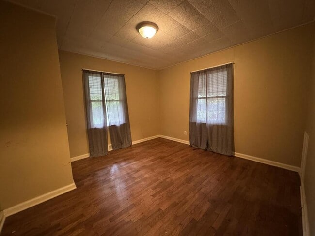 Building Photo - 2328 E Manchester St