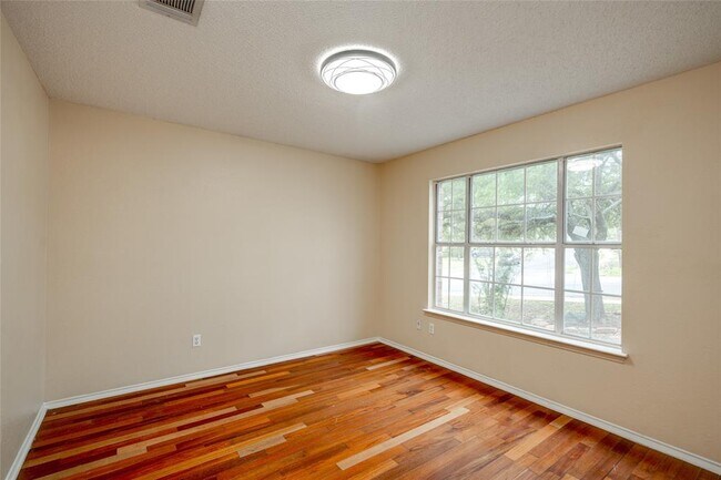 Building Photo - 3807 Eagles Nest St