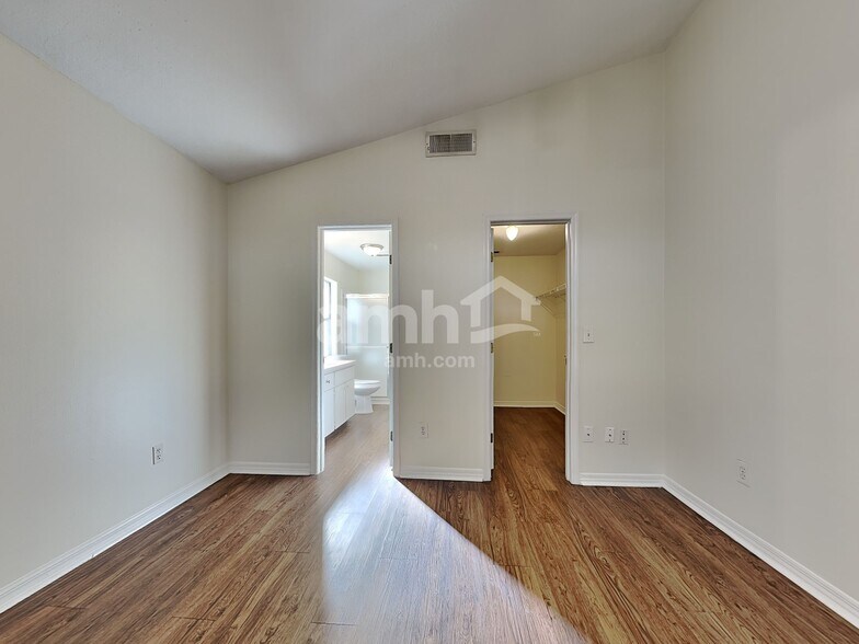 Building Photo - 1028 Chelsea Parc Dr