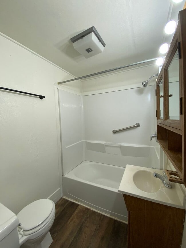 Building Photo - 1008 Lake Ave