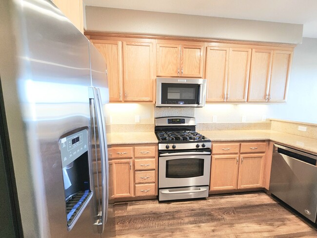 Building Photo - Spacious Townhouse in San Mateo