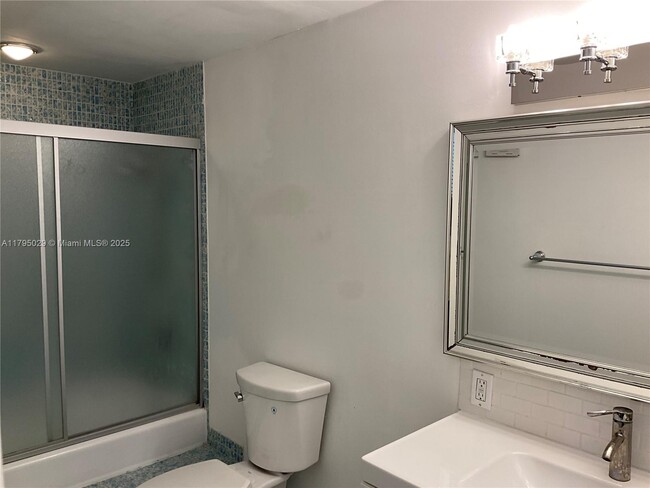 Building Photo - 4200 Hillcrest Dr