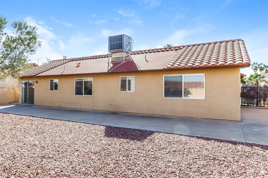 Building Photo - 390 Newbury Ct