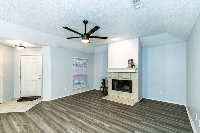 Building Photo - Beautifully remodeled 2/2/2 in very upscal...