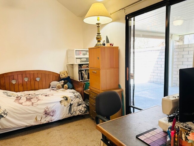 Building Photo - Updated Townhome Close to LLUMC & VA Hospital