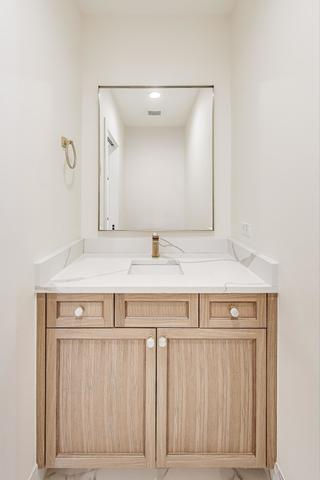 Building Photo - 5019 N Lincoln Ave