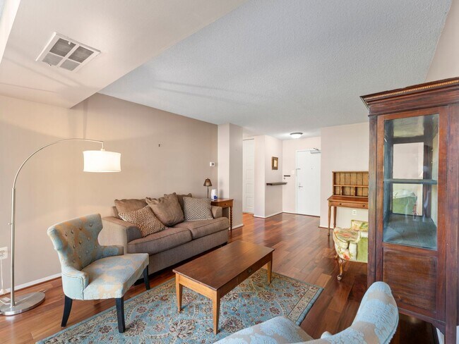 Building Photo - This beautiful 1 bed, 1 bath condo with ov...
