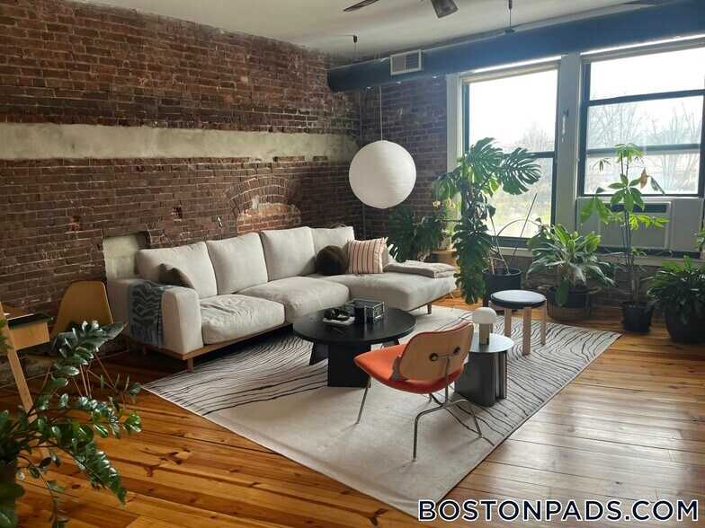 Building Photo - 600 Columbia Rd