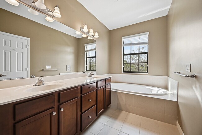 Building Photo - 10415 Wellington Parc Dr