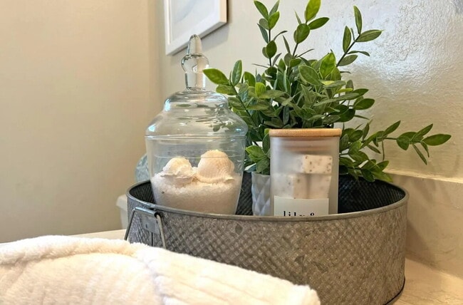 Building Photo - Cozy single level end unit located in Oliv...