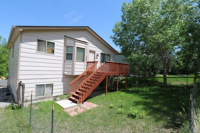 Building Photo - Near Ft Carson, 1342sf Bi-level, 3bd/2ba/2...
