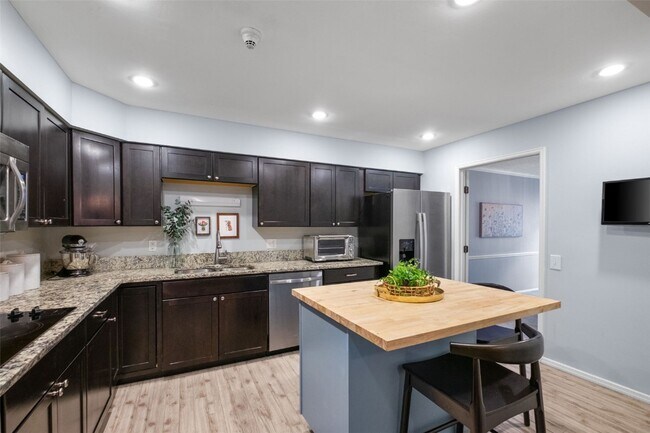 Building Photo - 508 Coeur de Royale Dr