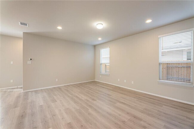 Building Photo - 220 Trailside Ln
