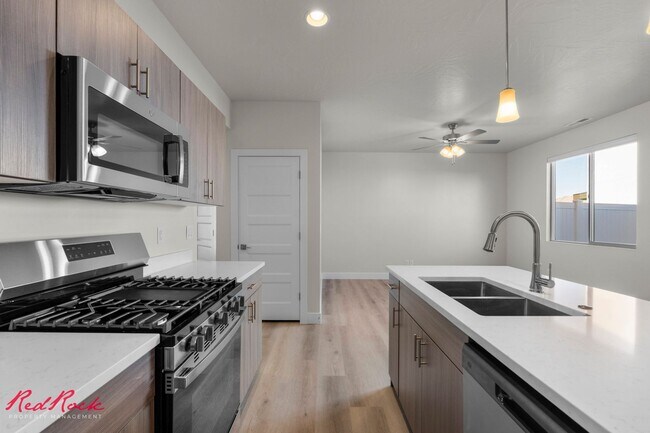 Building Photo - Brand New Townhome in Crimson Park! Stylis...
