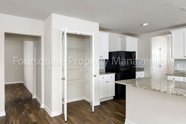 Building Photo - Spacious 3-Bed Home with Loft, Modern Kitc...