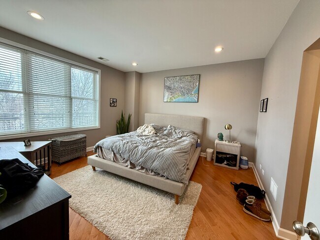 Building Photo - Stunning 2 Bed 2 Bath in the Wicker Park area