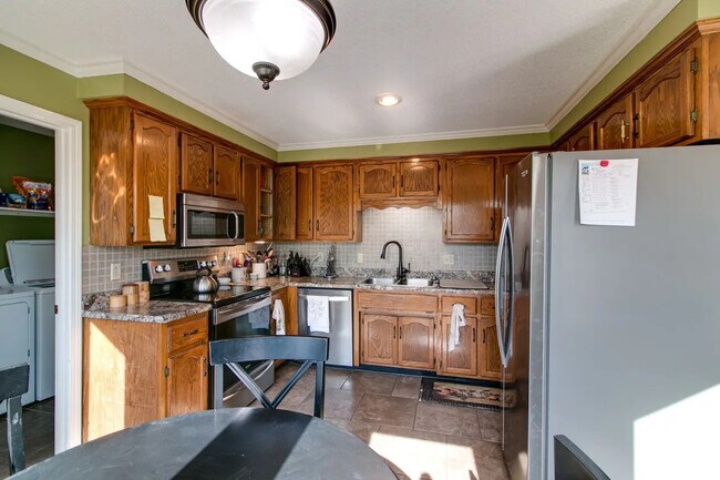 Building Photo - 1122 Rosebrook Dr