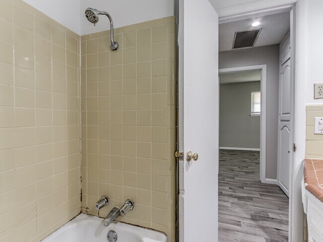 Building Photo - 2104 SW 68th St
