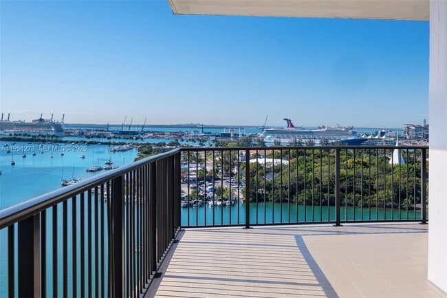 Building Photo - 1000 Venetian Way