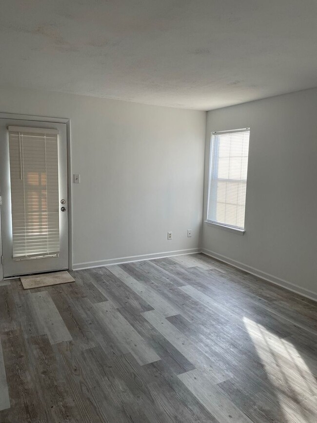 Building Photo - Rent Special Alert! Move in by 01/01 and e...