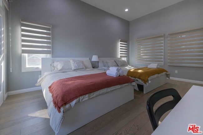 Building Photo - 1121 S Wilton Pl