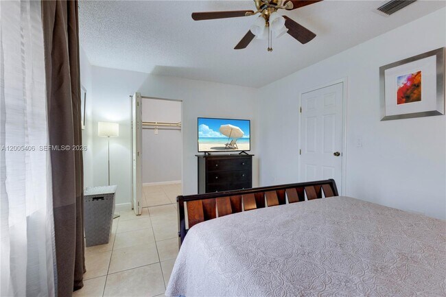 Building Photo - 8390 N Missionwood Cir