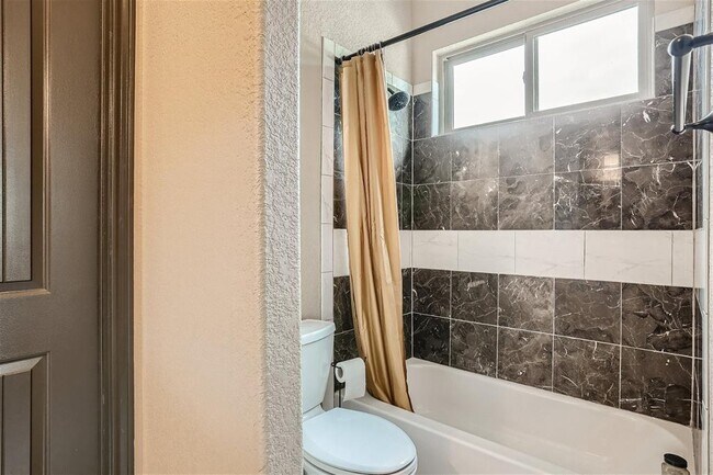 Building Photo - 15207 Nightingale Ln