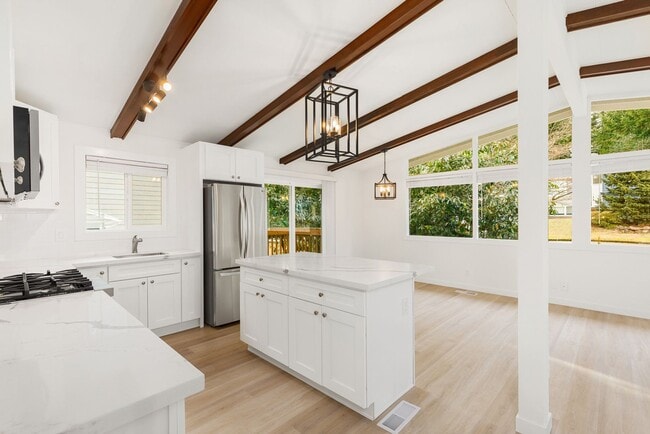 Building Photo - Gorgeous Fully Renovated 5 Bedroom Redmond/Bellevue/Kirkland Border