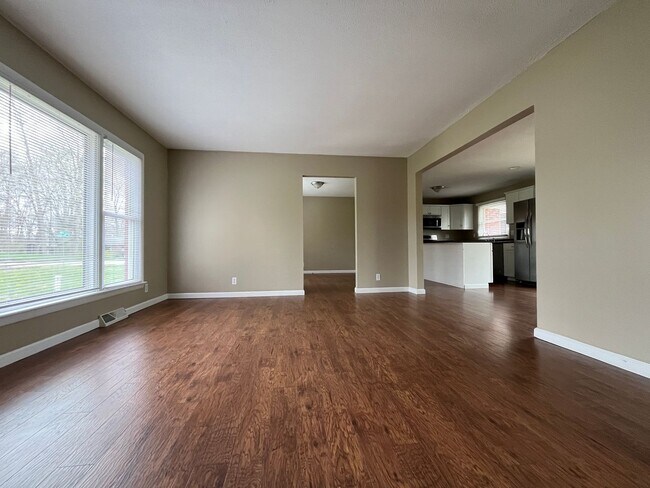 Building Photo - Very Large Home South of Warsaw 4 Bedroom