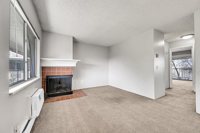 Building Photo - $1,270.00, 2 bed, 1 bath located in Denver...
