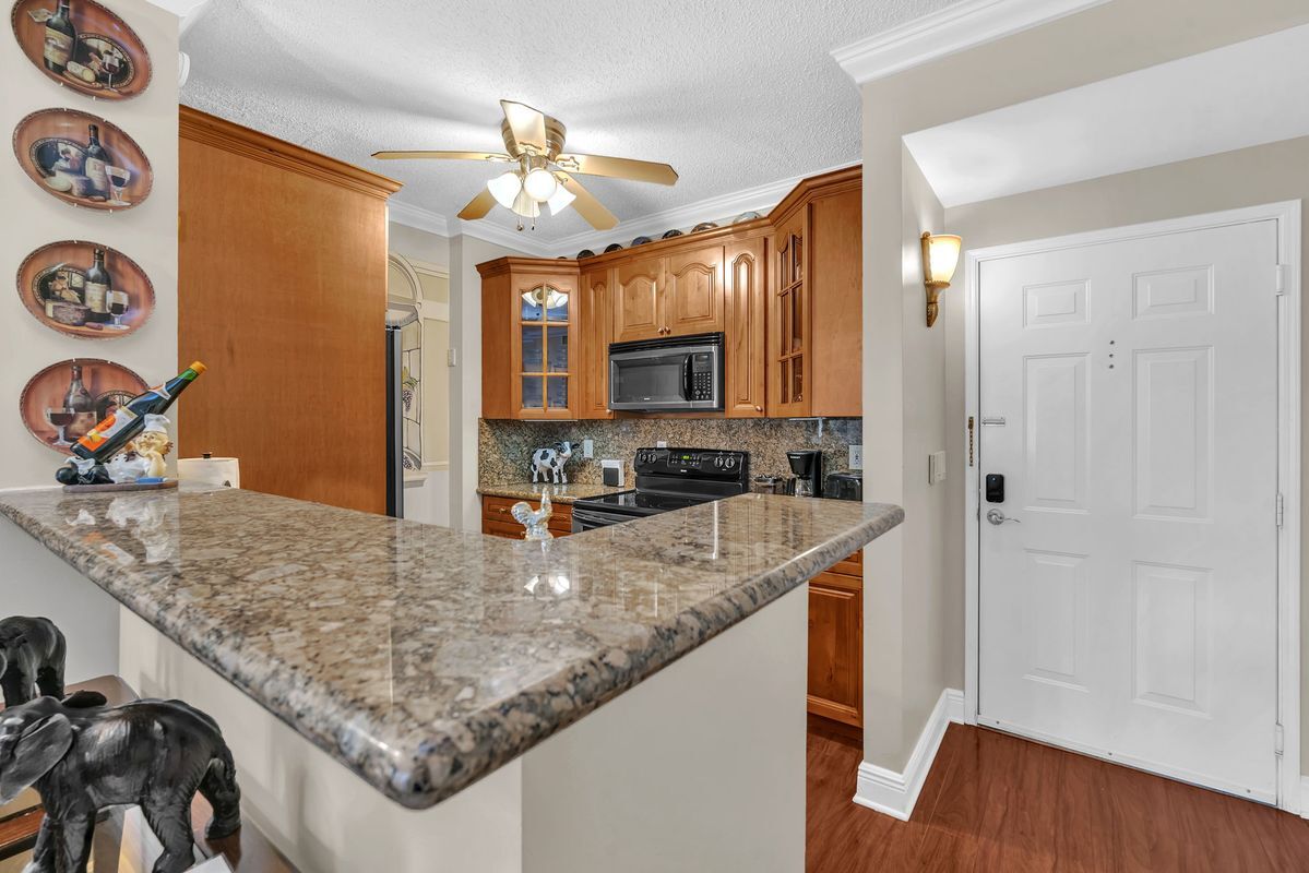 Building Photo - 630 S Sapodilla Ave