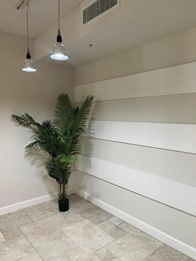 Building Photo - 720 S Sapodilla Ave