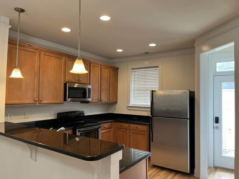 Building Photo - 527 Dubois Court