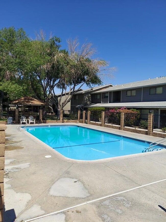 Building Photo - Please Contact VAUGHN REALTY to set up an appointment 760-446-6561