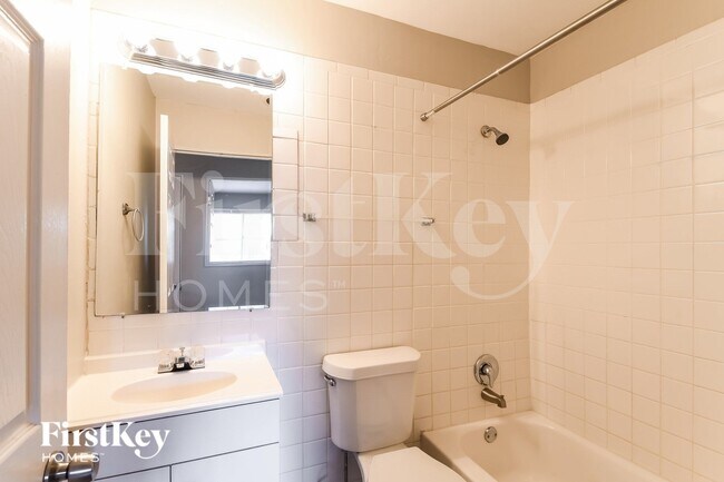 Building Photo - 440 Durwood Dr