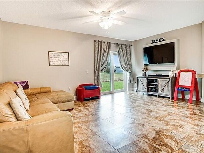 Building Photo - SINGLE FAMILY HOME IN POINCIANA 3/2