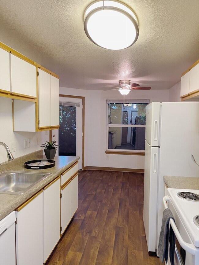 Building Photo - Newly Renovated Building in Lake Oswego-Large 2 Bedroom Coming Soon!!