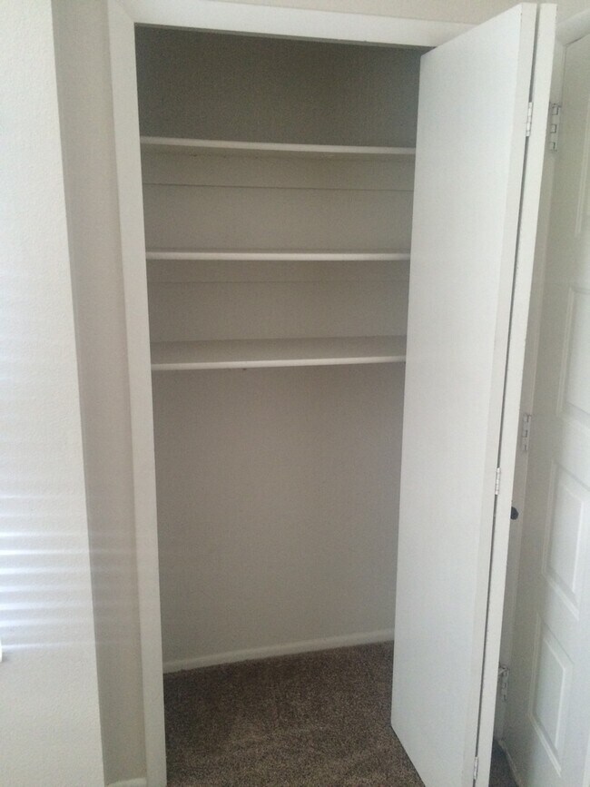 Building Photo - Very Nice 1 bed 2 bath with community pool.