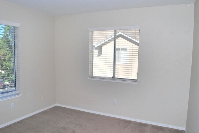 Building Photo - Sharp & Contemporary Townhouse in Beautiful Danville!