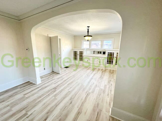 Building Photo - Huge House next to Irving Park with Fully ...